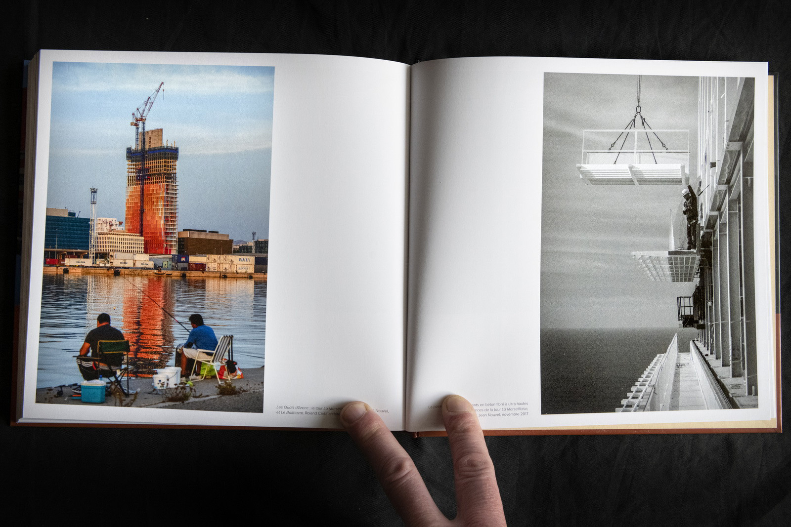 Les Quais d'Arenc : la tour La Marseillaise, Ateliers Jean Nouvel et Le Balthazar, Roland Carta architecte, avril 2008 (photo de gauche).Pose d'un des éléments en BFUHP de la tour La Marseillaise, novembre 2017 (photo de droite)