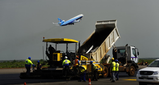 Travaux d'agrandissement de l'aéroport de Bamako au Mali pour le groupement Sogéa Satom   Fayat. Juin 2012