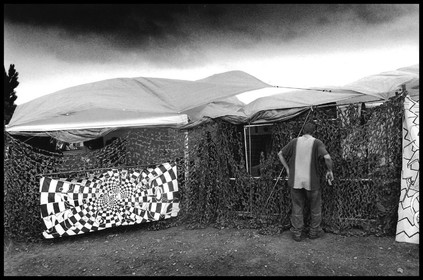 Un raver danse au plus près du mur d'enceintes pour mieux ressentir les vibrations musicales.