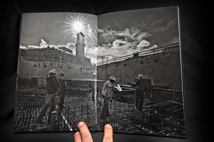 Ouvrage Les Bâtisseurs aux éditions Intervalles (2013) 152 pages - format 20 30 cm - 114  photographies - textes de Robert Guédiguian et Rudy Ricciotti