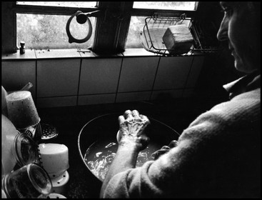 Georgette Libourel lave les faisselles avant de faire le fromage blanc, Sirgas 1992