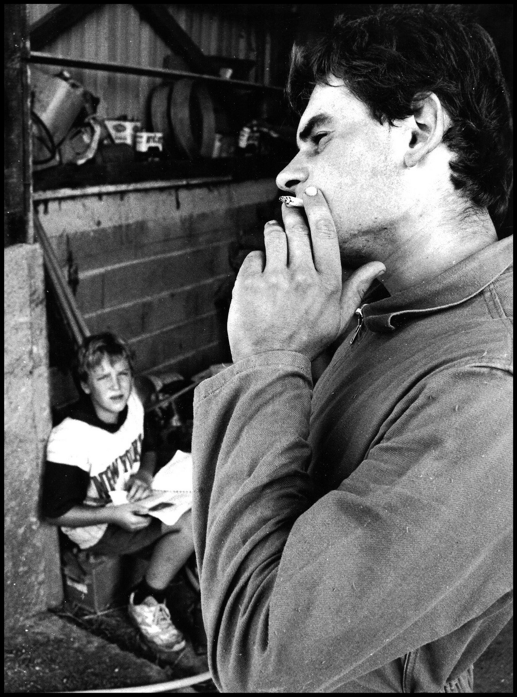 Pause cigarette pour Christophe sous le regard de Vincent, le neveu de Dominique Julien.