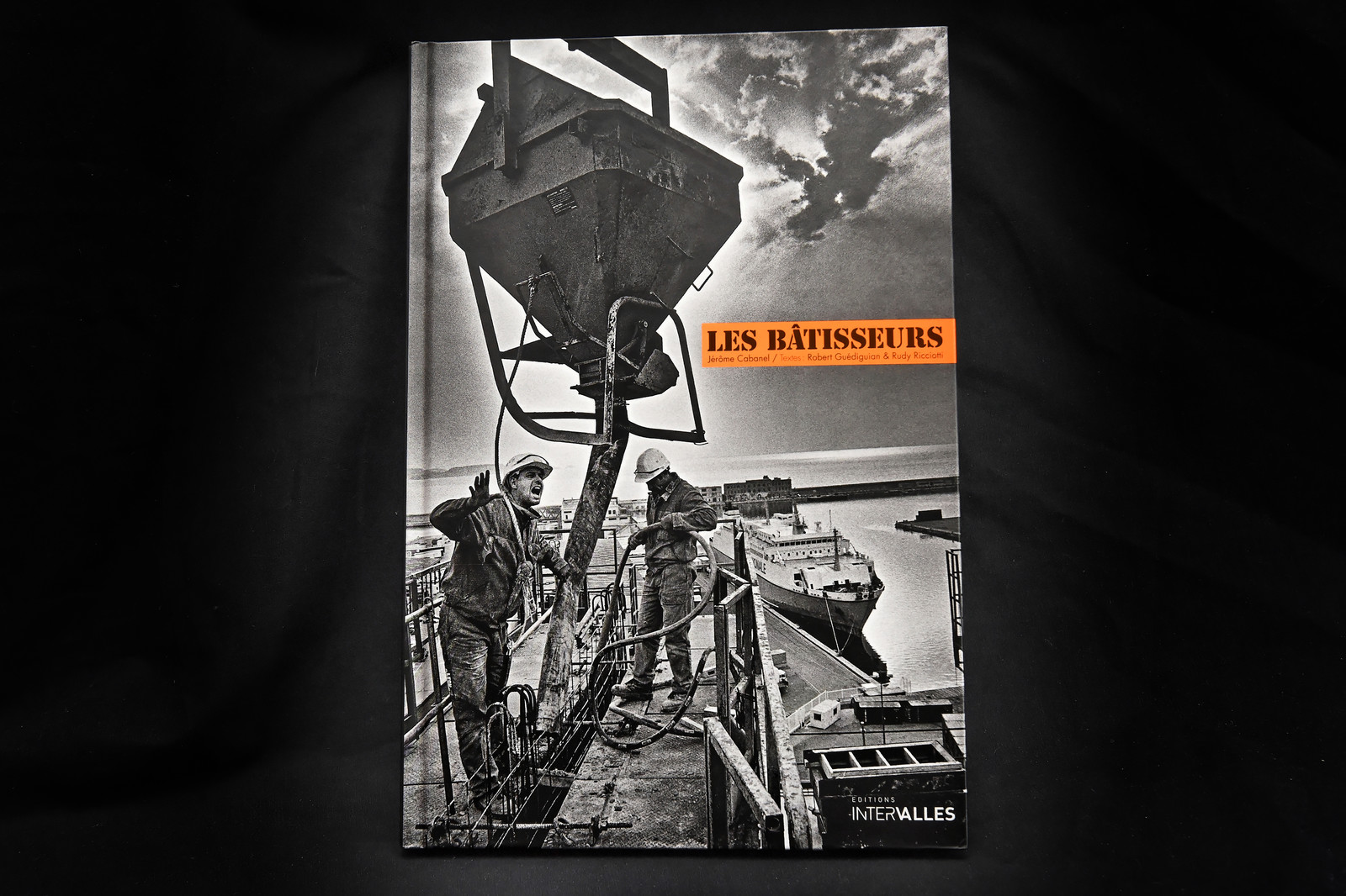 Ouvrage Les Bâtisseurs aux éditions Intervalles (2013) 152 pages - format 20 30 cm - 114  photographies - textes de Robert Guédiguian et Rudy Ricciotti