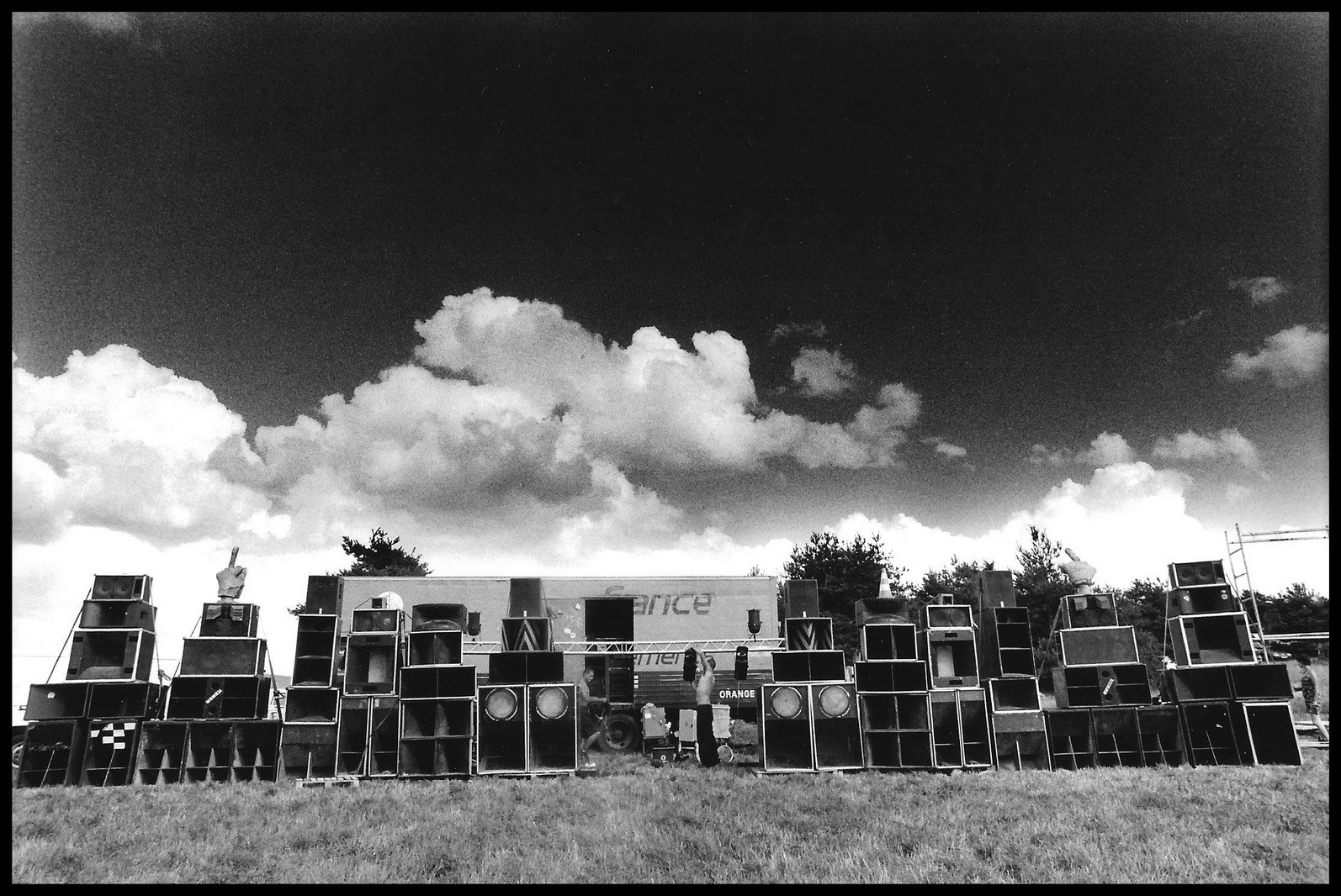 Montage d'un mur d'enceintes ou son.